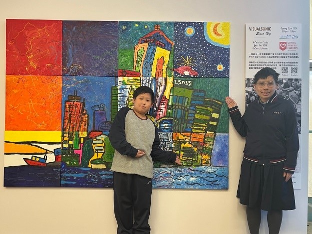 現場展出一班聽障學生拼湊組成的維港畫作，包括小四學生梁思毅(左)及中三學生潘泯澄(右)。