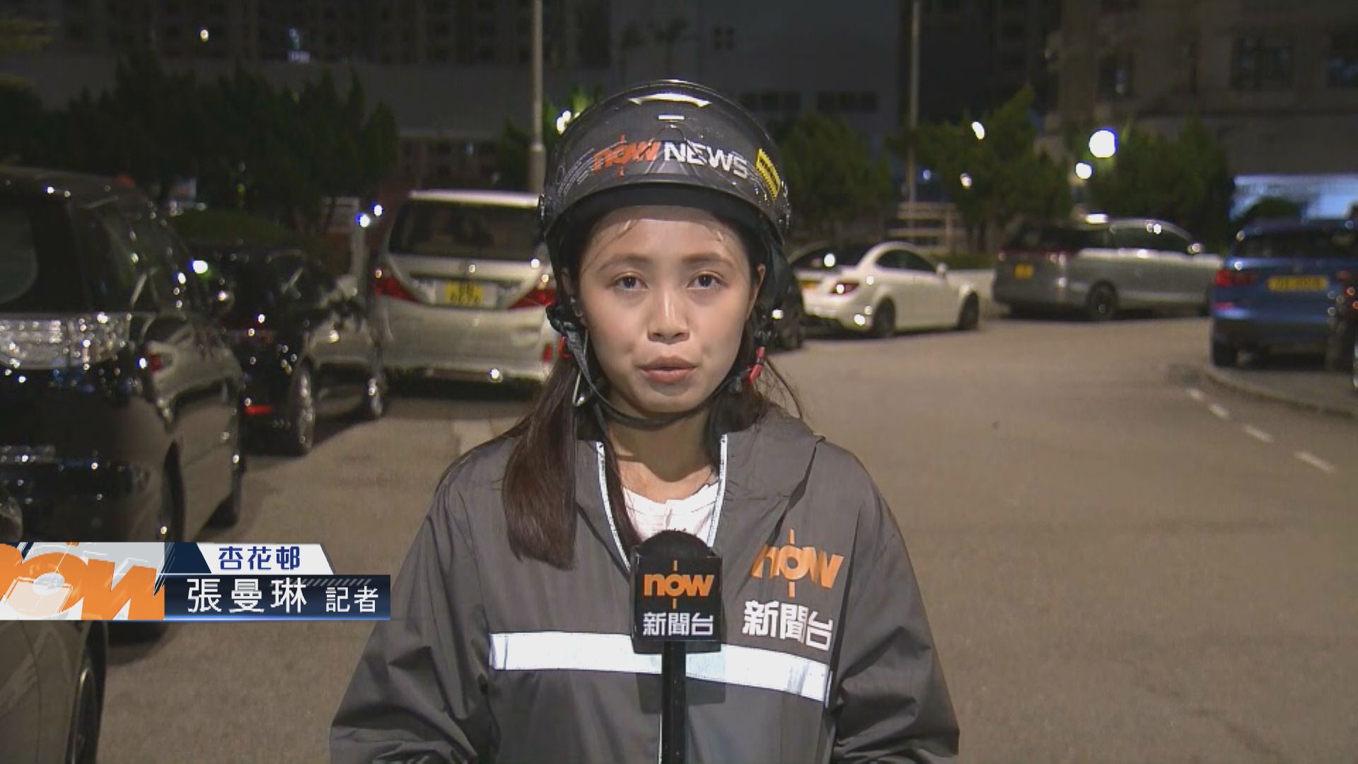 【現場報道】天文台改發八號西北信號 杏花邨迴旋處停泊數十輛私家車