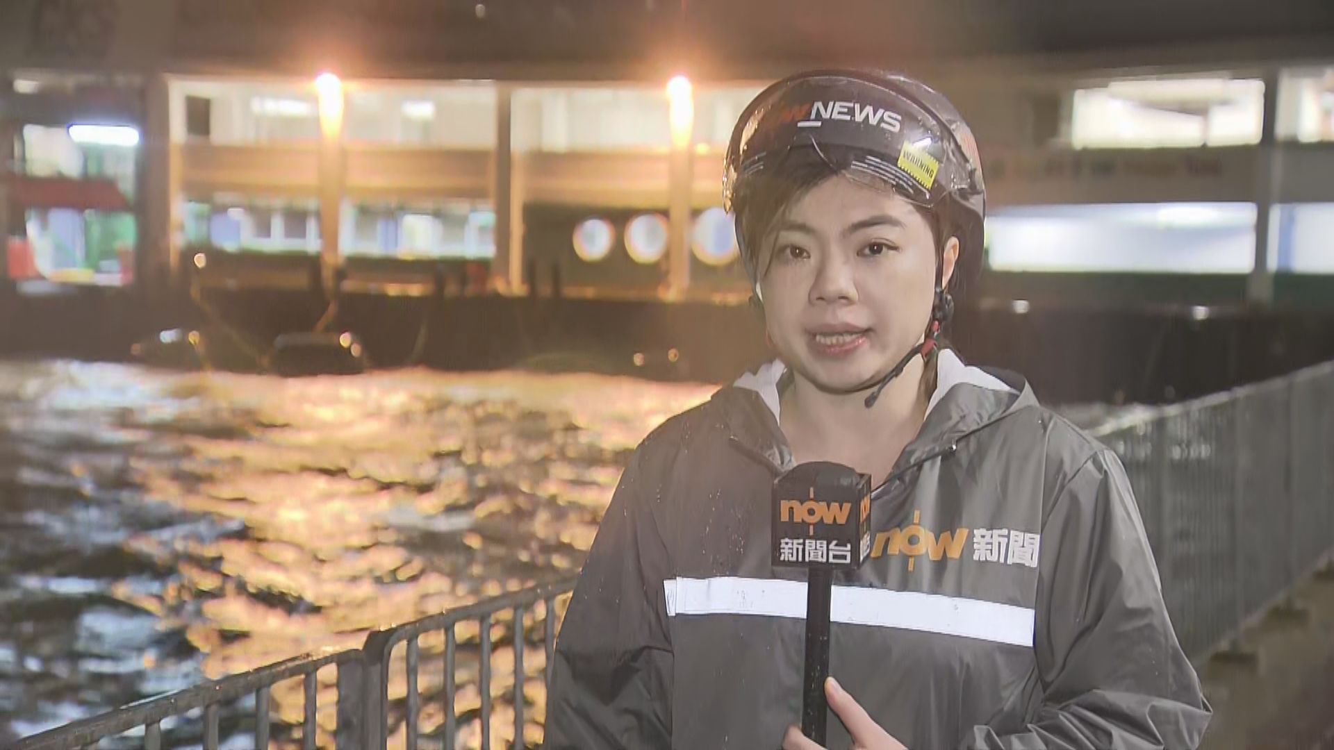 【現場報道】八號東南烈風或暴風信號生效 紅磡碼頭浪急大風