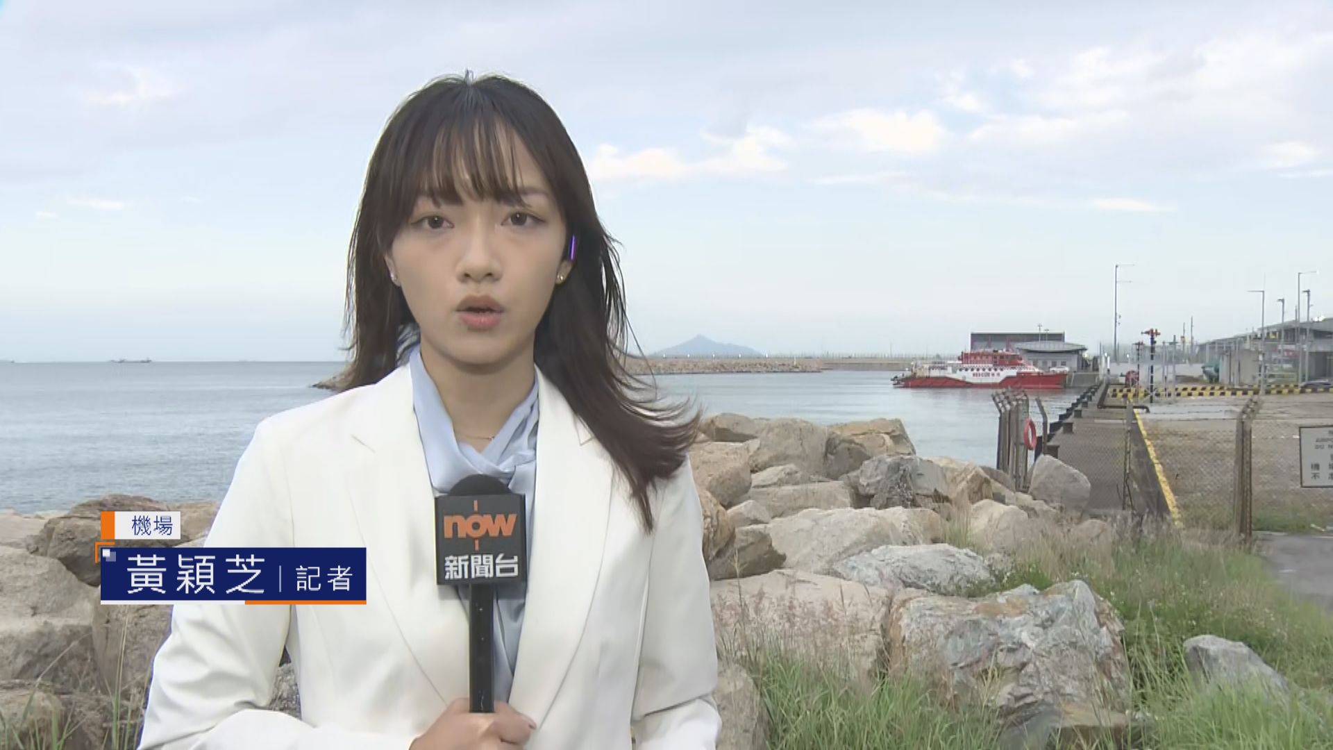 機場直擊｜消防救護船在岸邊戒備　消防車及救護車不停出入