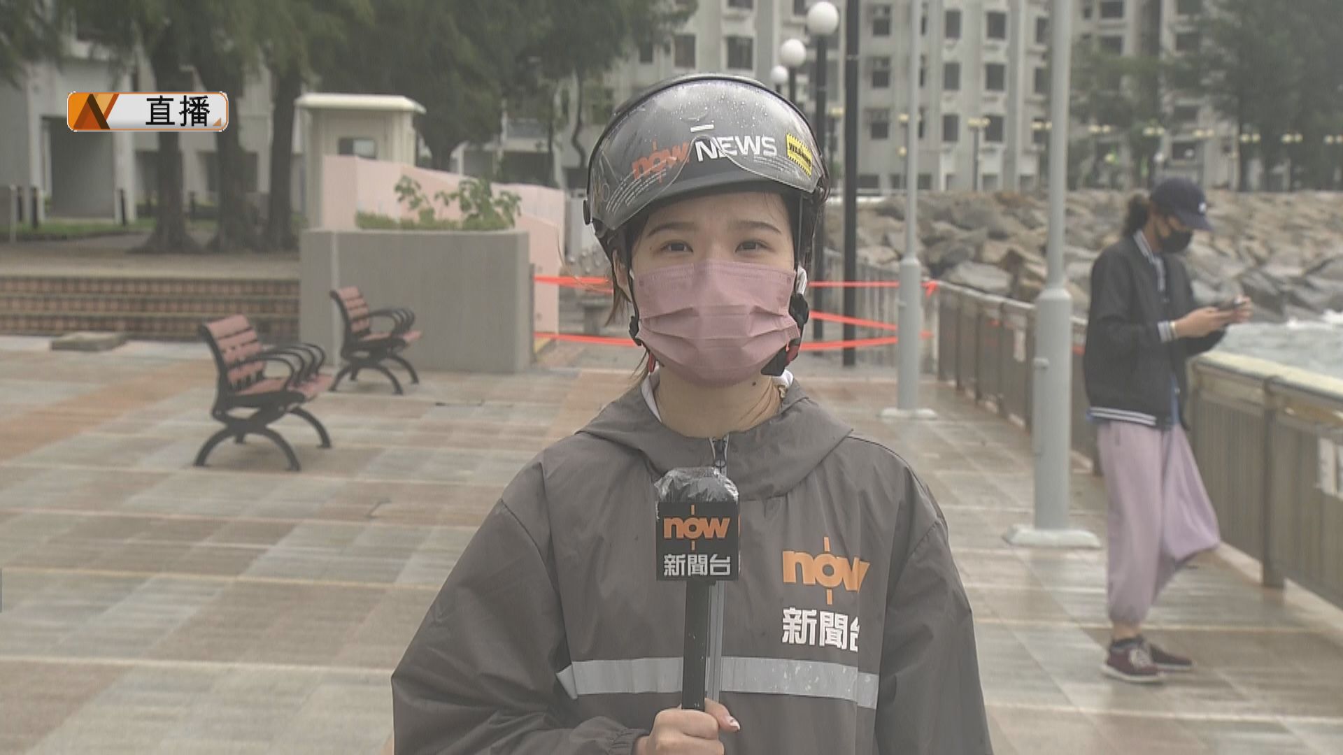 【現場報道‧杏花邨】風勢明顯增強　屋苑人員加設水閘