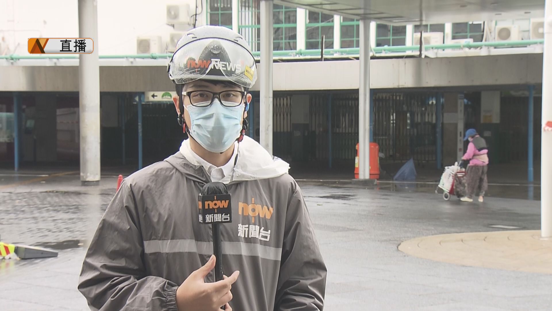 【現場報道‧尖沙咀】風勢雨勢比清早減弱　有一家大小到岸邊觀浪