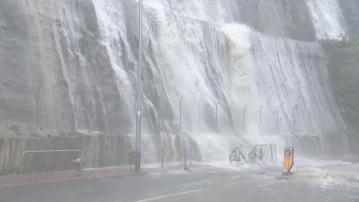 黑雨．筲箕灣直擊｜耀興道斜坡形成瀑布