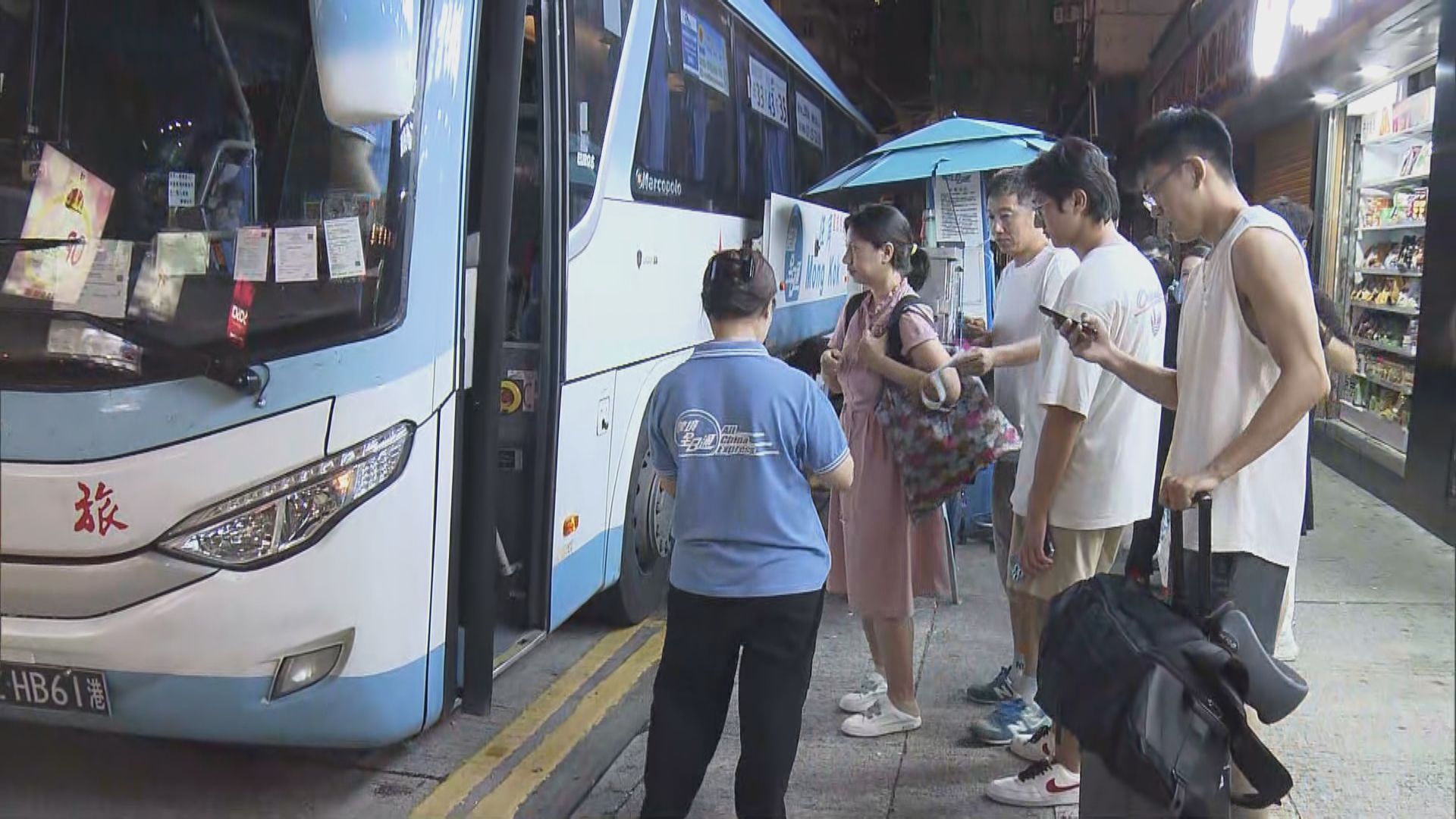 國慶煙花｜有內地客煙花過後即乘跨境巴離開　指酒店房貴