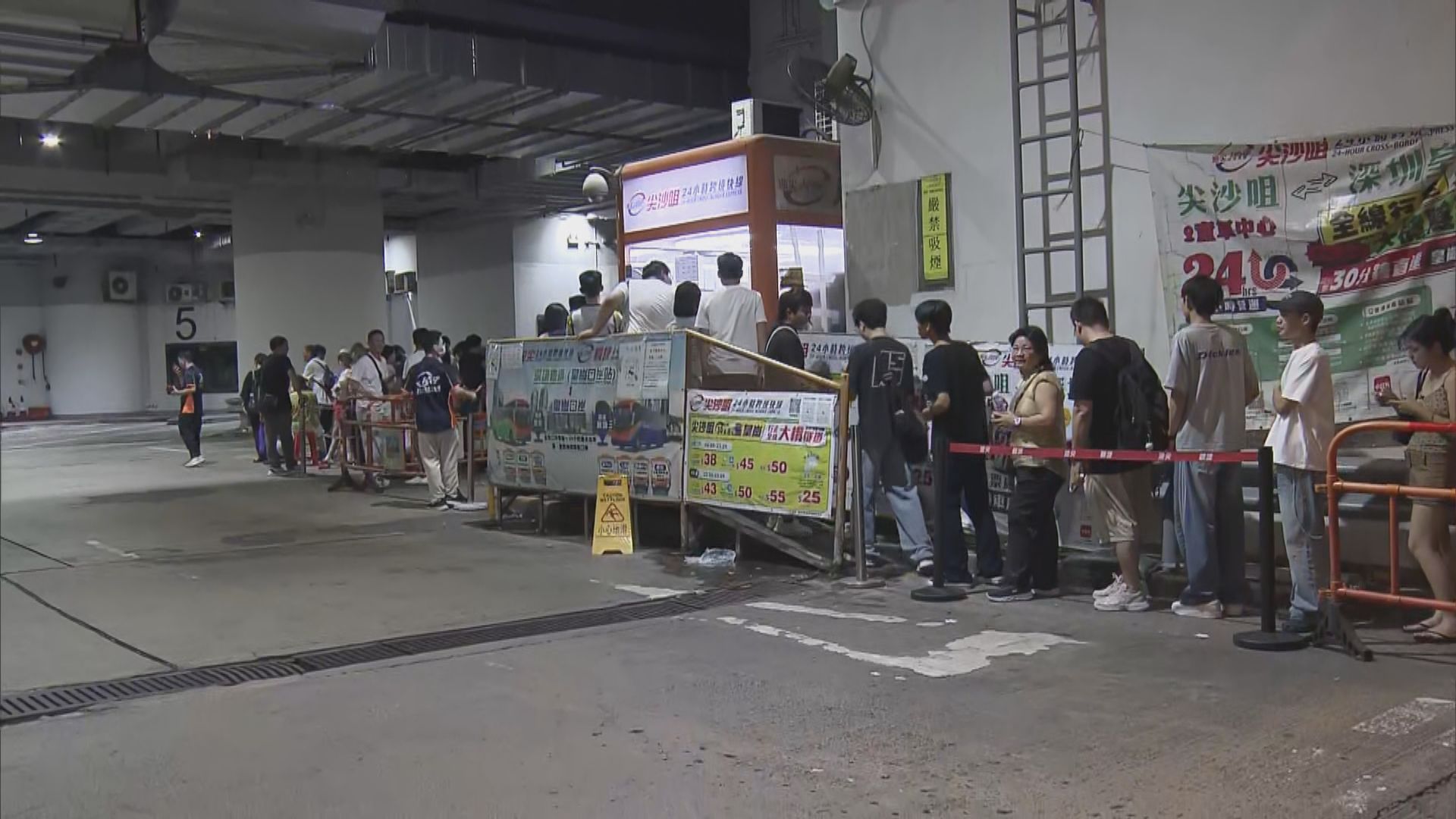 煙花過後內地客離港　尖沙咀直通巴站現人龍