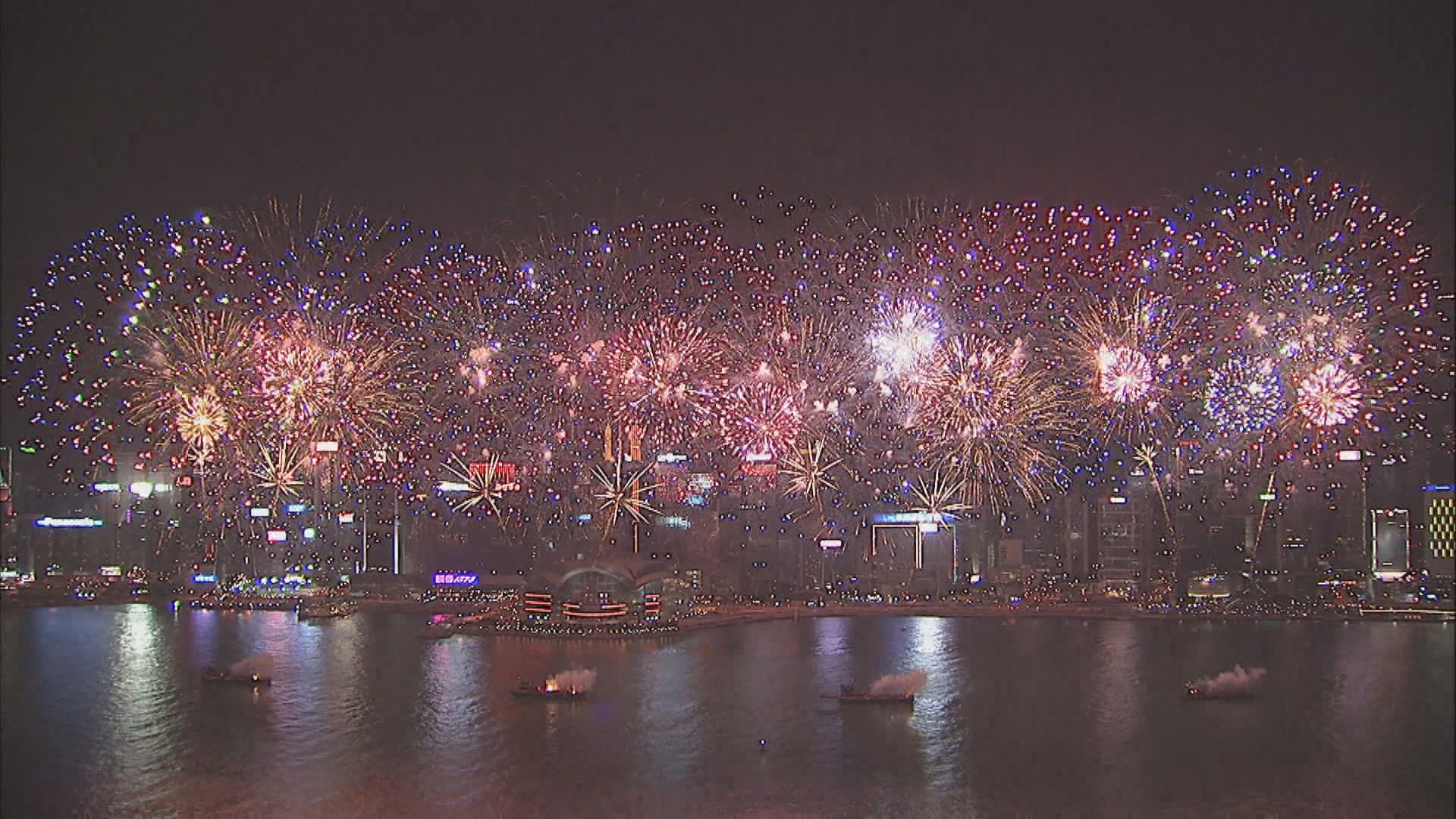 維港舉行國慶煙花匯演