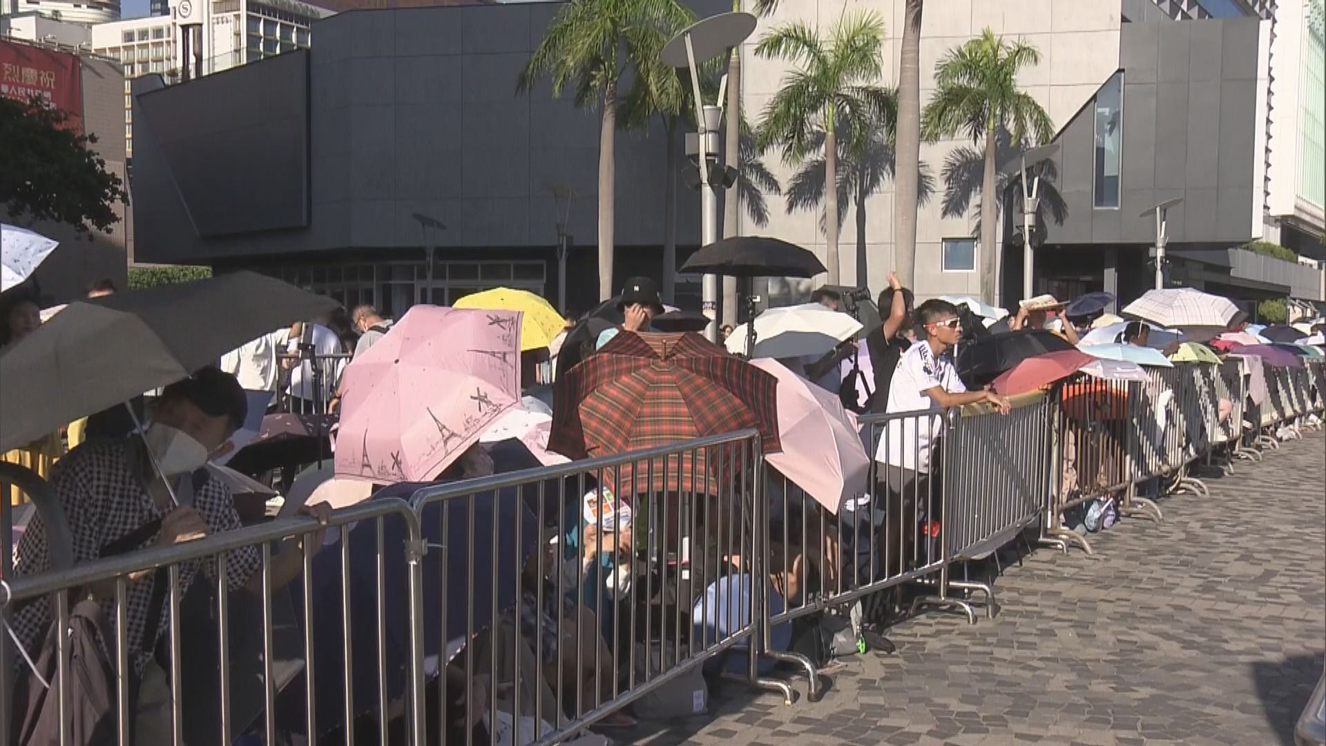 國慶76周年｜大批遊人下午開始在維港兩岸等待煙花匯演