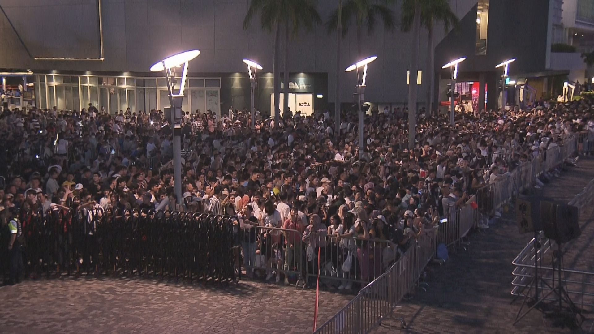 國慶76周年｜大批遊人在維港兩岸等待煙花匯演