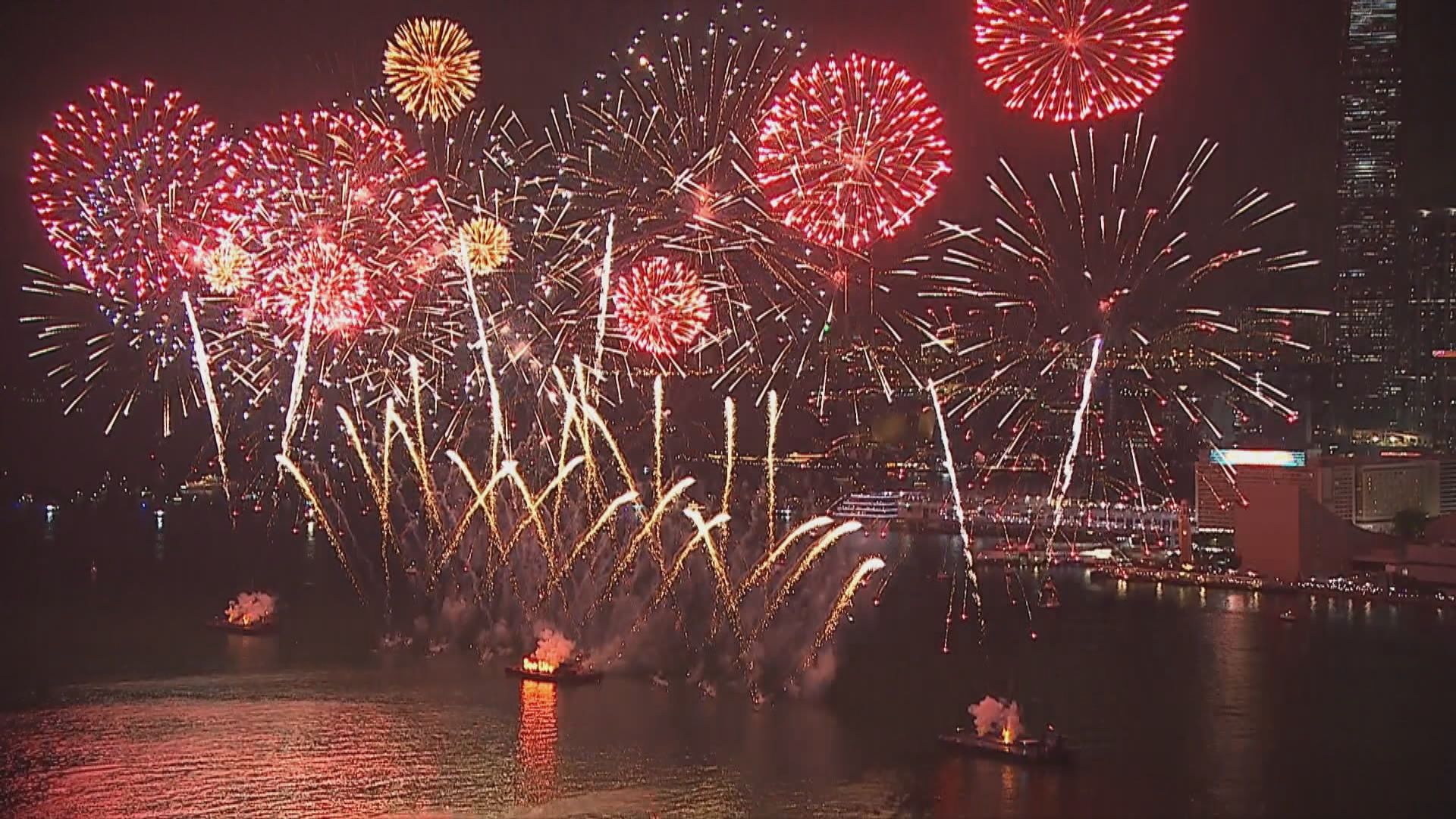 維港舉行國慶煙花匯演