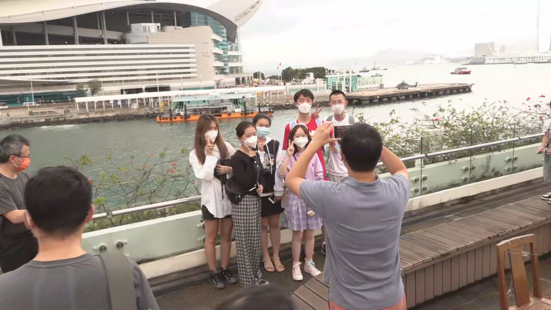 升旗禮不設公共觀禮區　市民到港鐵會展站外離遠觀賞