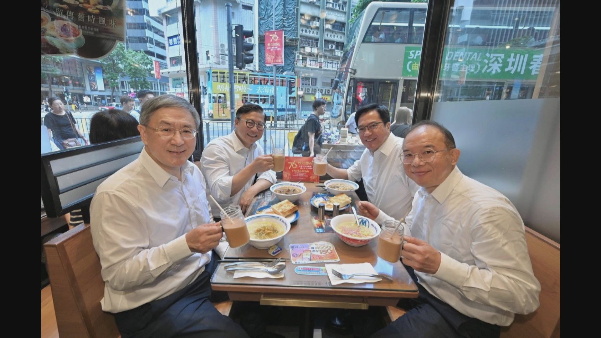 國慶76周年｜多名司局長光顧食肆　享用國慶優惠