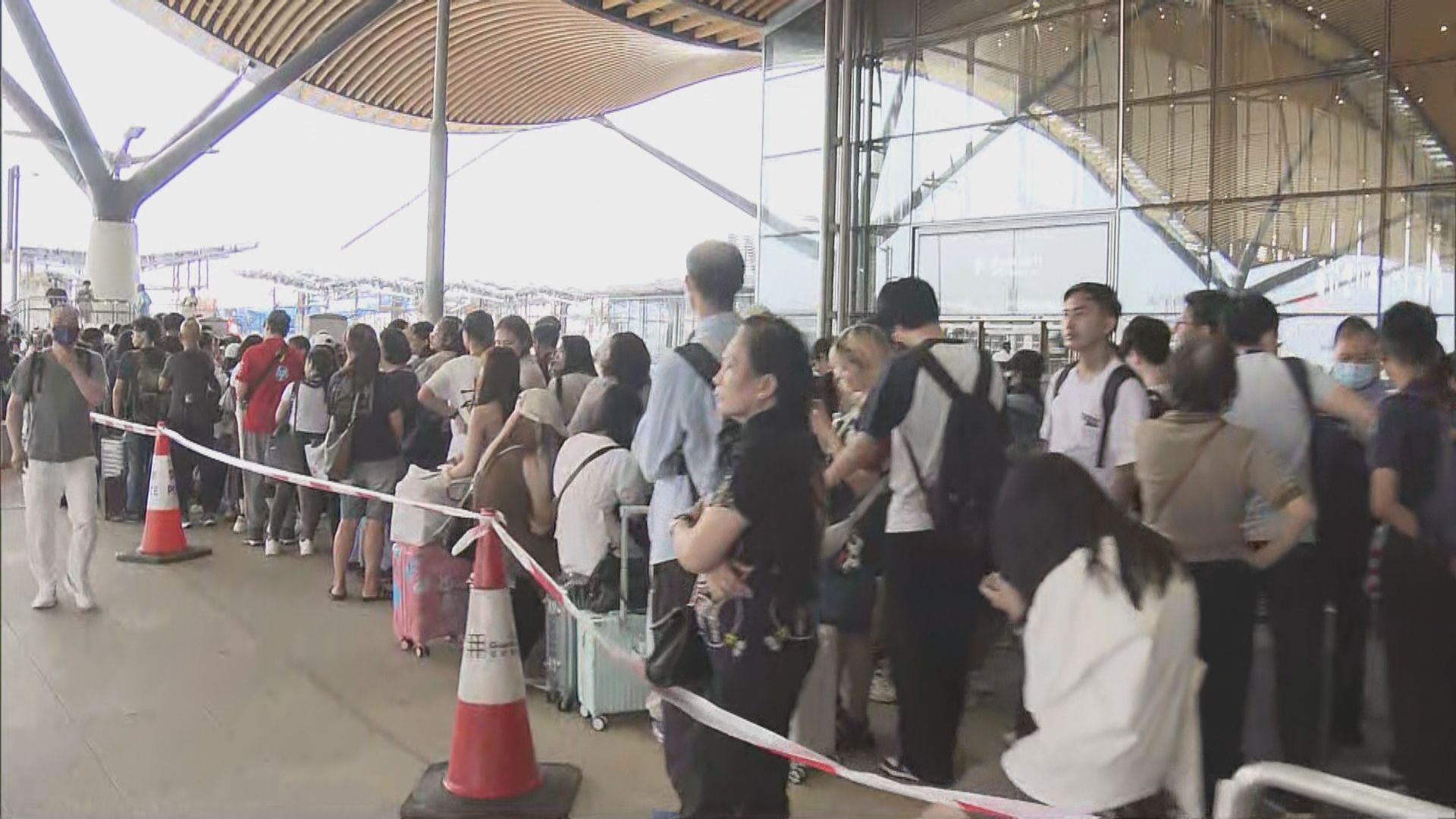 金巴因澳門八號風球停駛　大批旅客在港珠澳大橋香港口岸等候出境