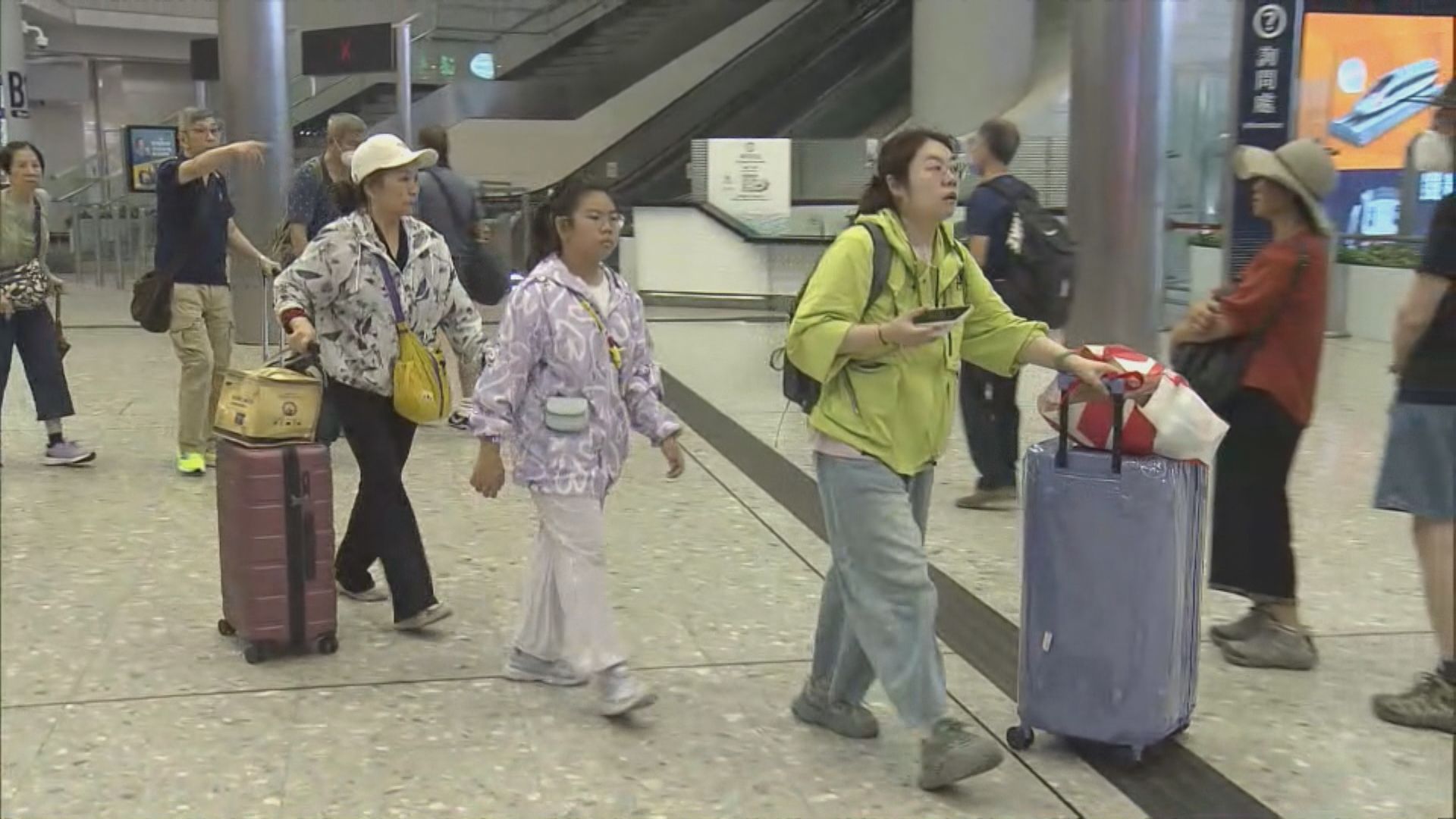 十一黃金周｜不少旅客經高鐵西九龍站來港　專程看國慶煙花
