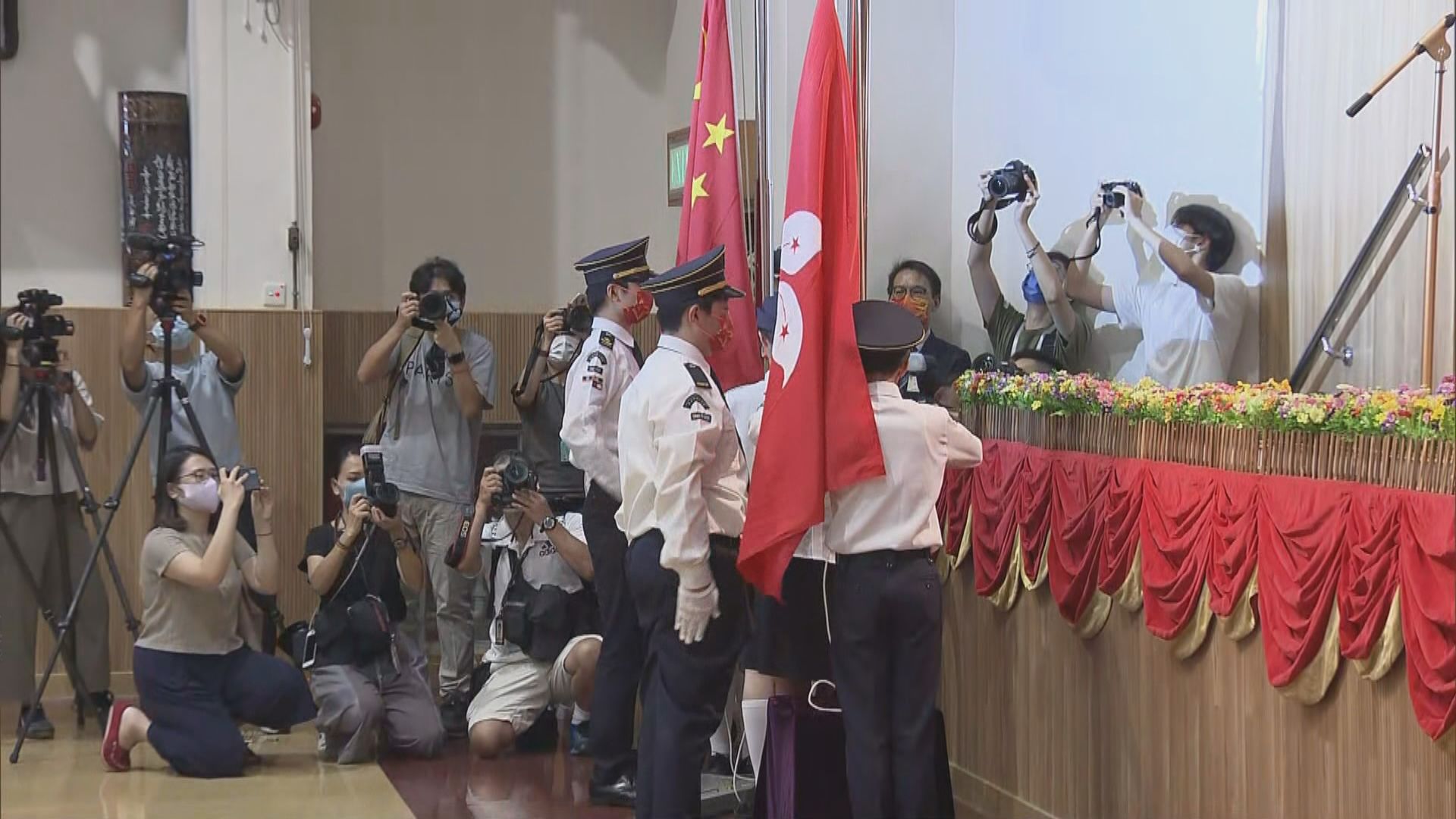 中學辦國慶升旗禮　蔡若蓮：升掛國旗助學生增強國民身分認同