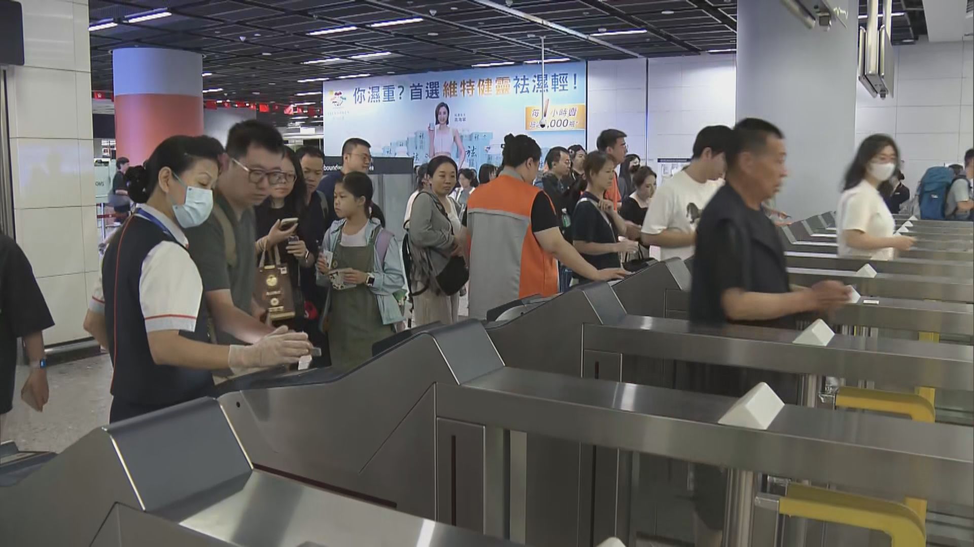 國慶黃金周｜內地一連八日假期開始　西九高鐵站入境人流不斷 