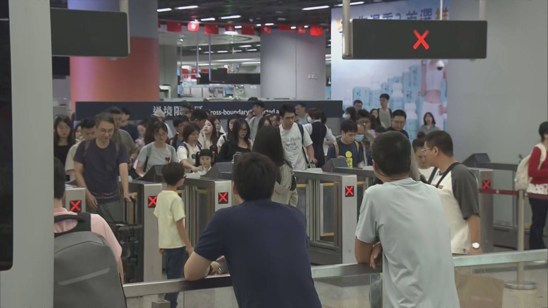 國慶黃金周｜電車及天星小輪免費搭　內地客不嫌酒店貴留港過夜看煙花