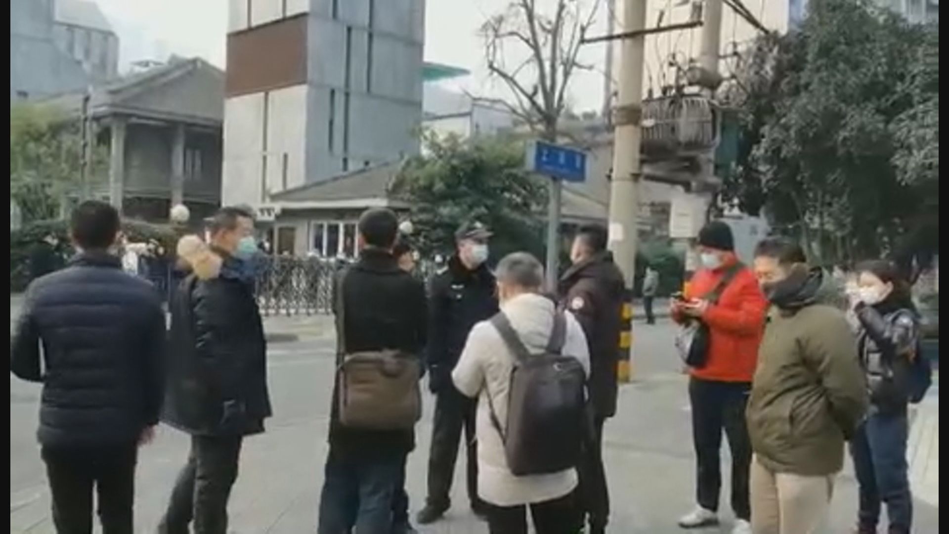 12港人案內地律師盧思位聽證會　多名旁聽人士遭帶走