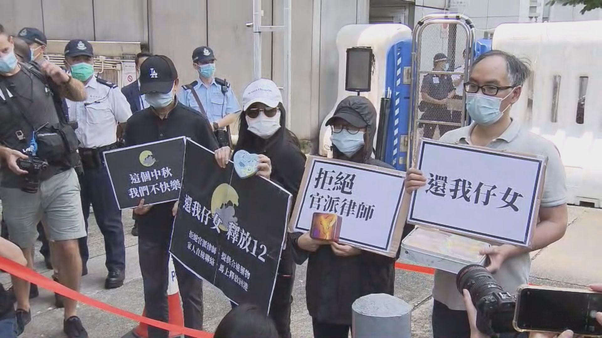 【被扣39日】12涉偷渡港人家屬請願　批港府中聯辦回應如傷口上灑鹽