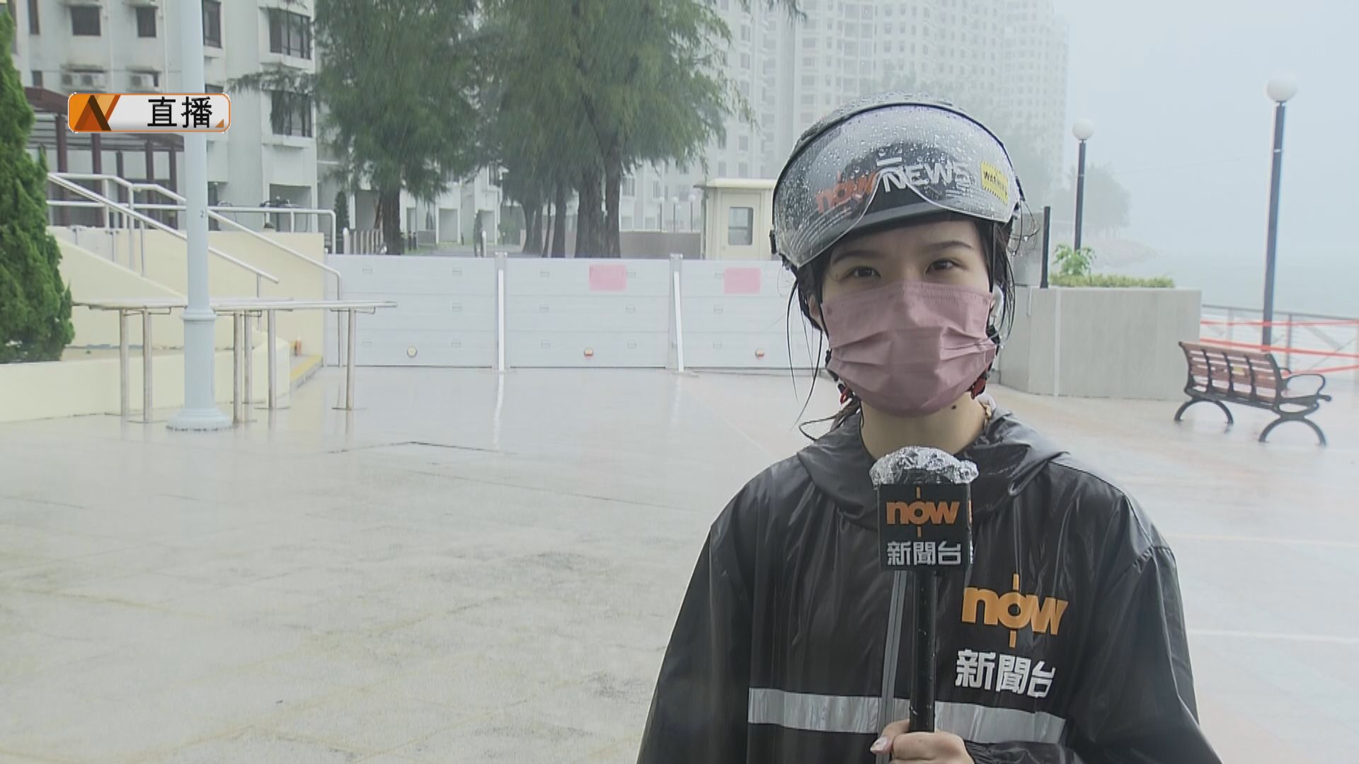 【現場報道‧杏花邨】海傍橫風橫雨　有輕微海水倒灌