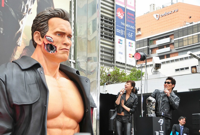〈好Life〉阿諾巨型人像東京揭幕