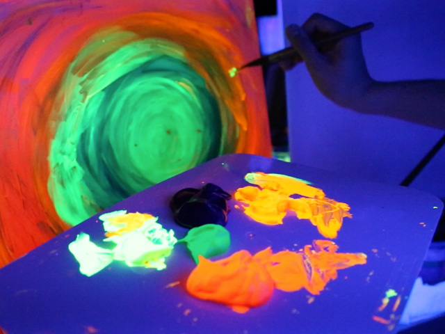 〈好玩〉變身蘭桂坊「螢」人  UV燈下開P、Art Jam！