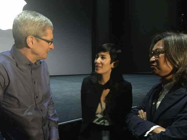 很想要吧？Tim Cook請君如邊試新iPhone邊飲蘋果味咖啡