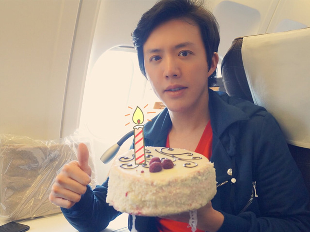 李雲迪為做曉明伴郎 飛機孤獨慶生