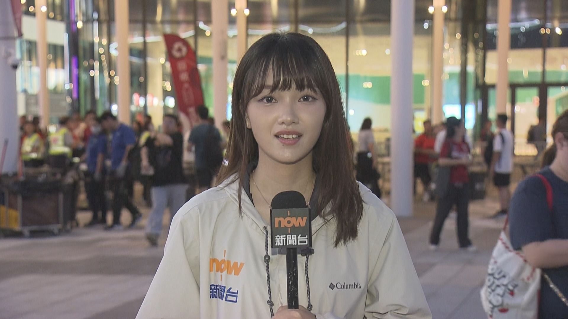 啟德直擊｜港隊迎戰孟加拉　球迷提早到場拍照打卡