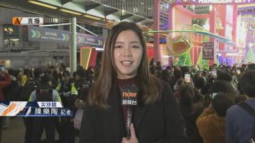 【尖沙咀現場報道】市民觀賞表演歡度平安夜 警方籲使用公共交通前往
