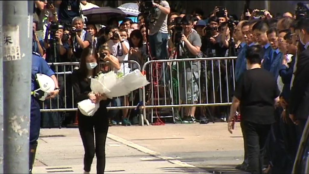 高級消防隊長張耀升路祭　其遺孀獻花