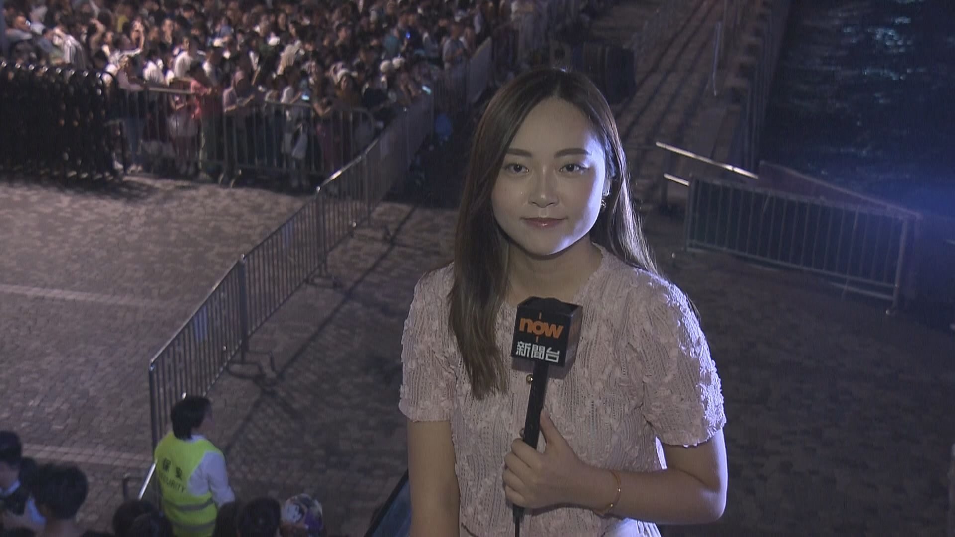 尖沙咀直擊｜國慶煙花將上演　海傍實施單向人潮管制