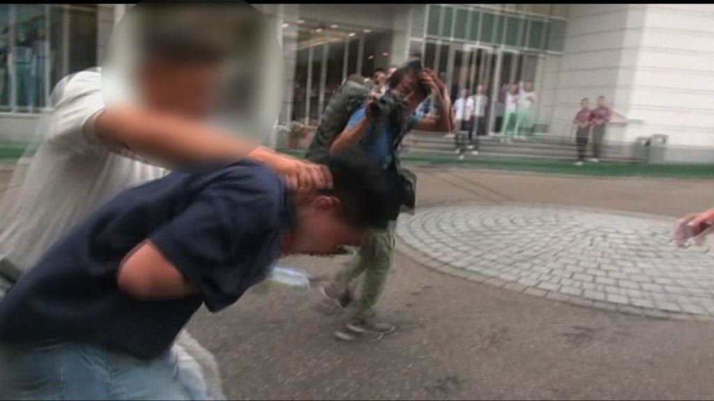 高球愛好者組大聯盟　工黨成員遭叉頸