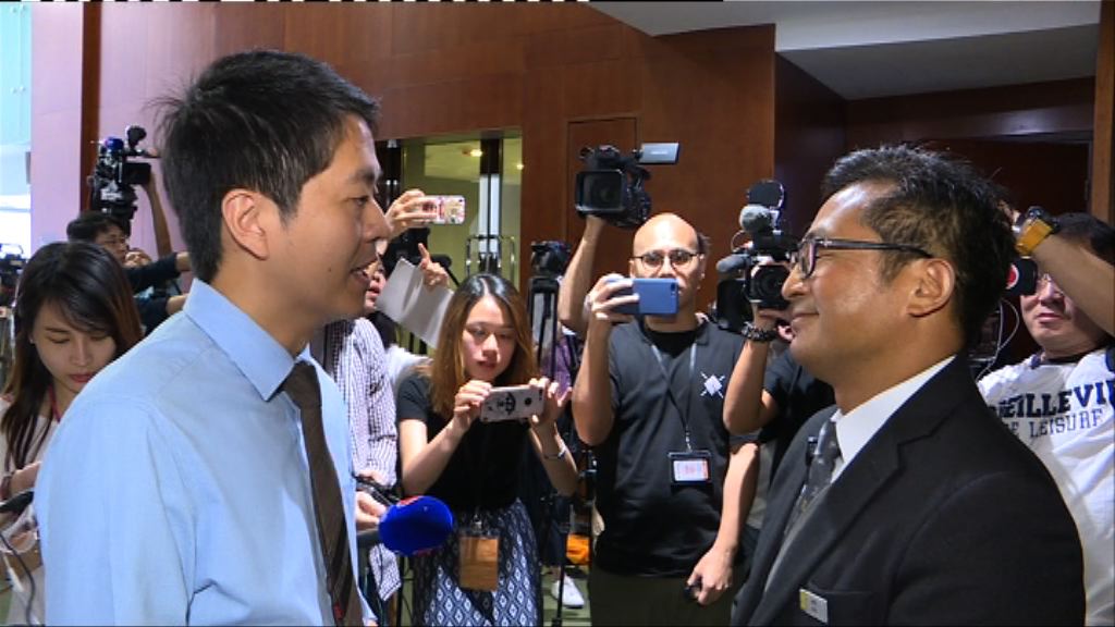 一地兩檢議案　被逐議員嘗試進入會議廳被拒