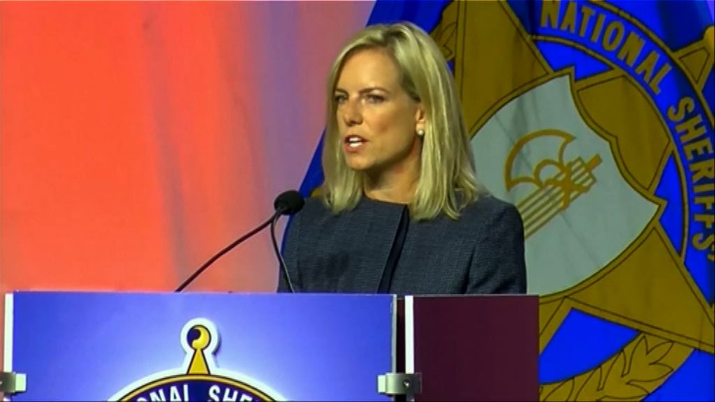 美國國土安全部長用膳時遇示威