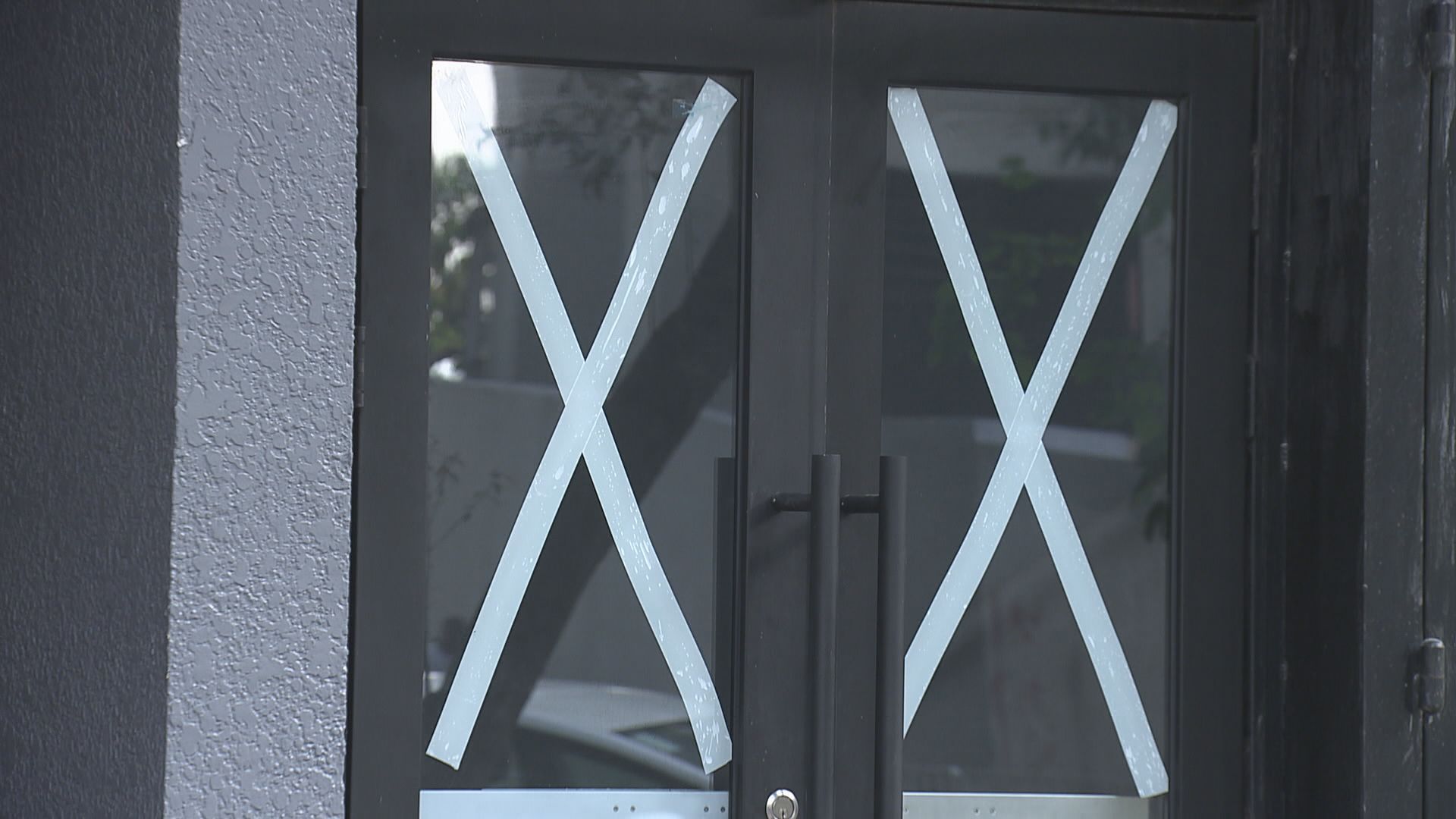 專家建議在玻璃以米字方式貼膠紙