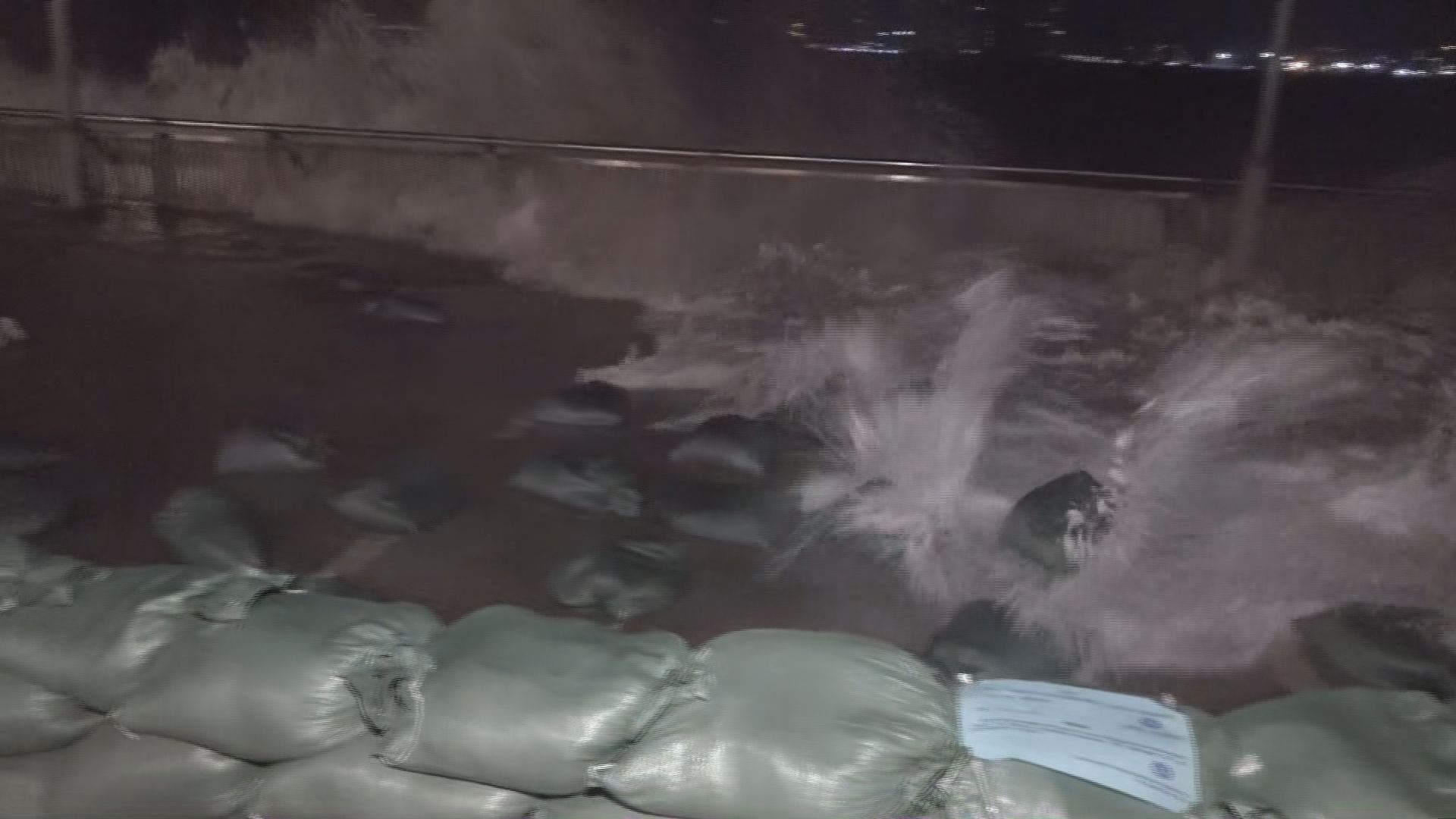 杏花邨翻起巨浪　沙包陣被沖散