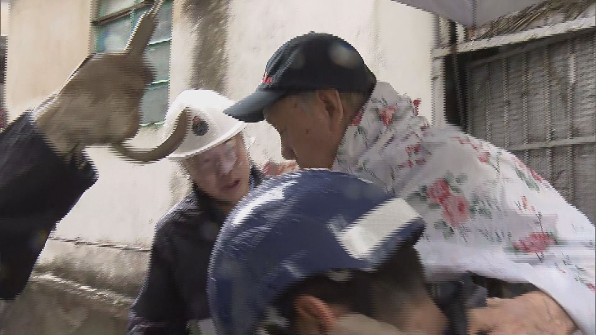 民安隊到鯉魚門入村疏散居民