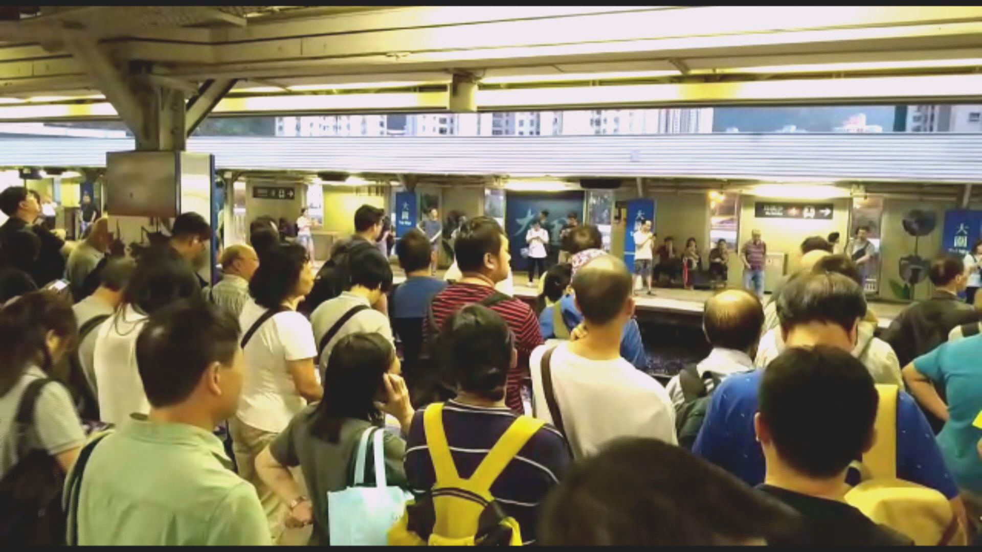 東鐵綫大圍站出九龍列車受阻迫滿人