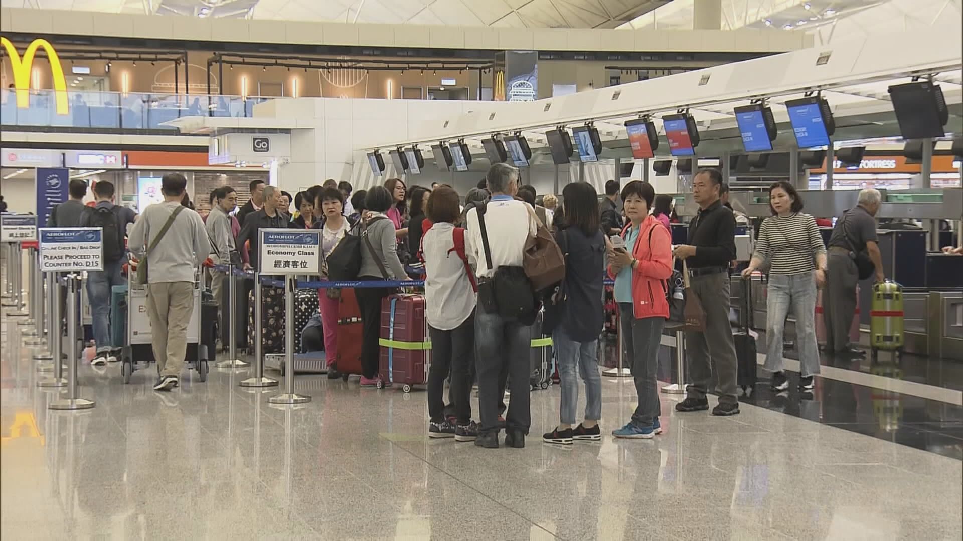 機場大批旅客等候上機