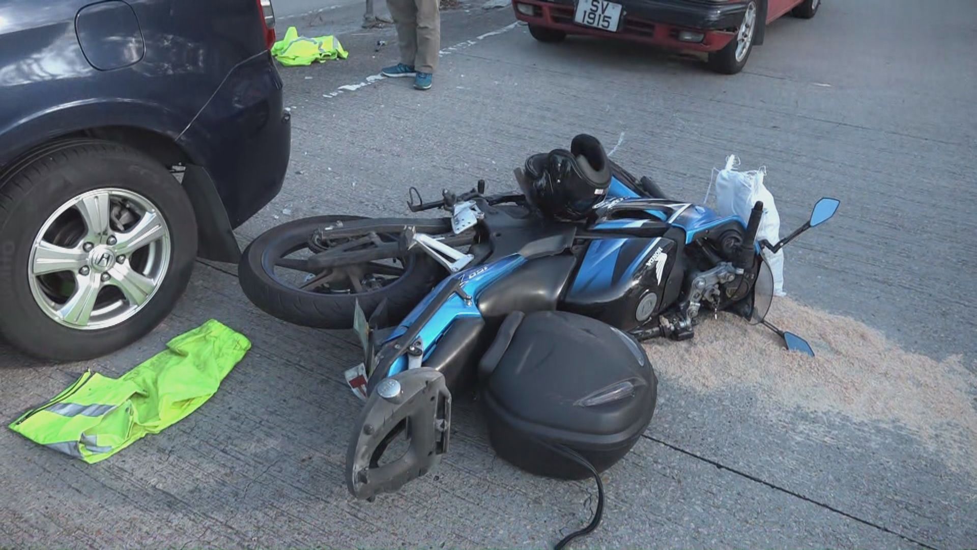 龍翔道五車相撞　電單車司機困車底重傷