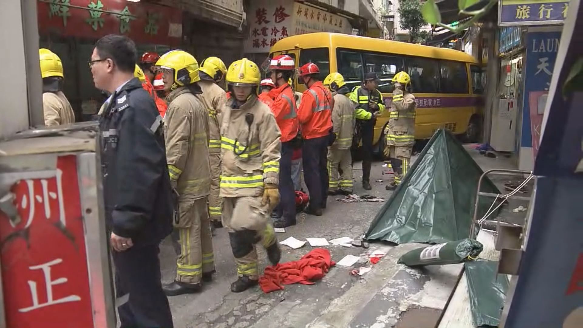 北角有校巴剷上行人路至少1死17傷