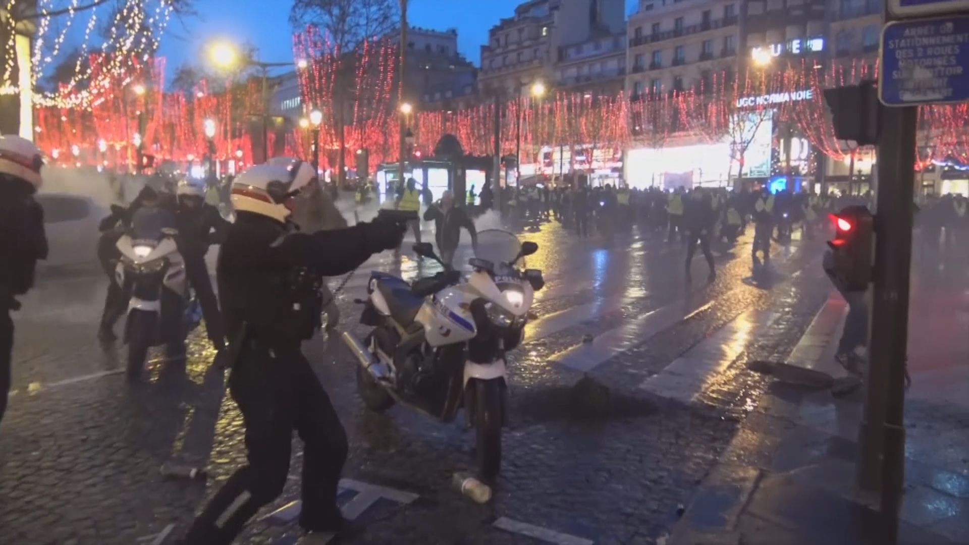 法國黃背心示威持續有警員一度拔槍