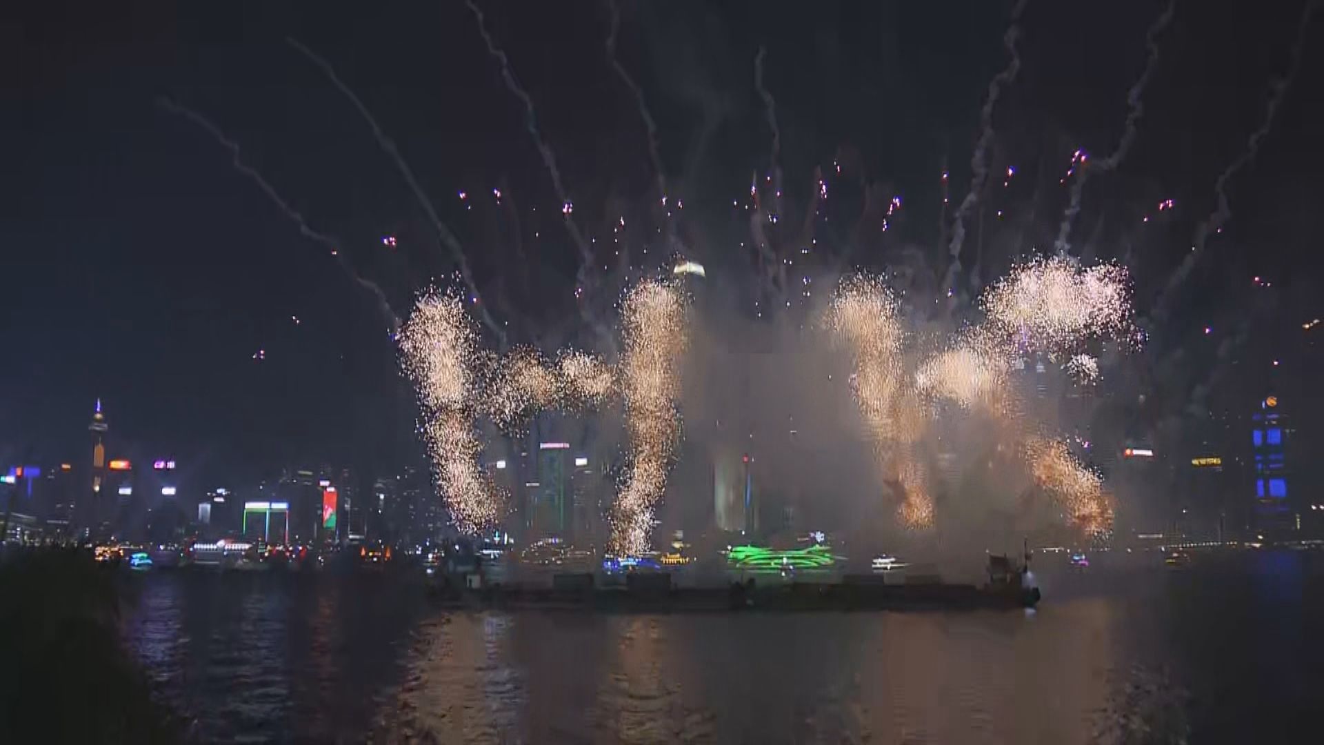 【原片重溫】「冬日維港水上煙火」璀璨西九海濱