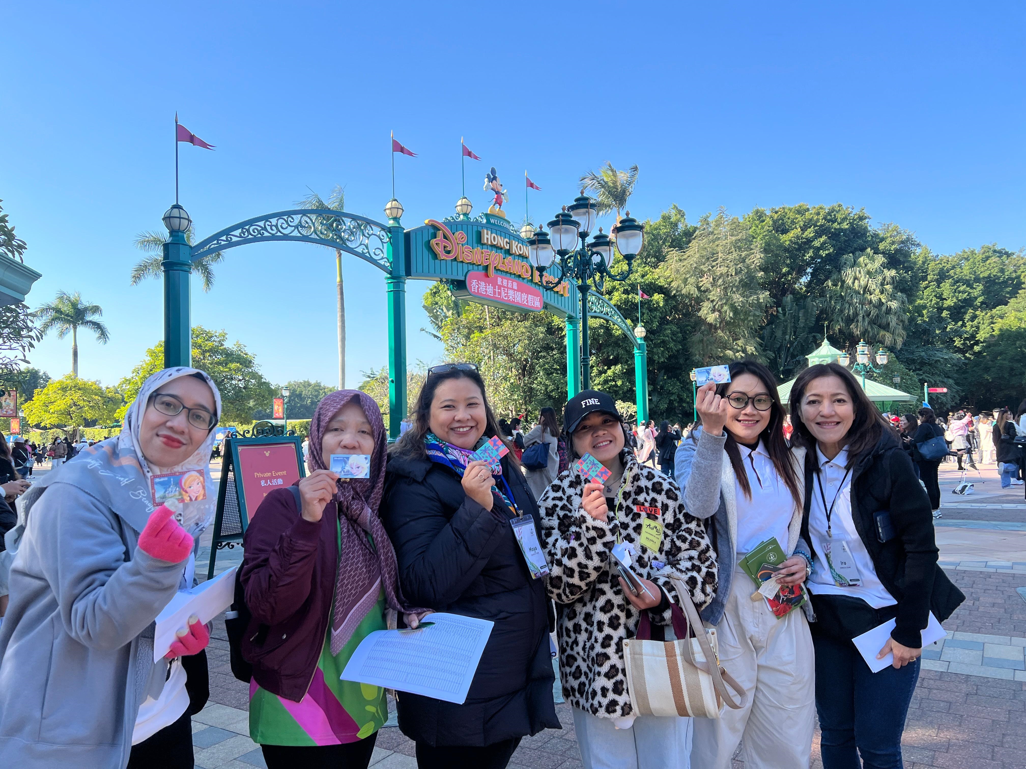 李嘉誠基金會攜手香港迪士尼　贊助4200外傭暢遊樂園吃喝玩樂