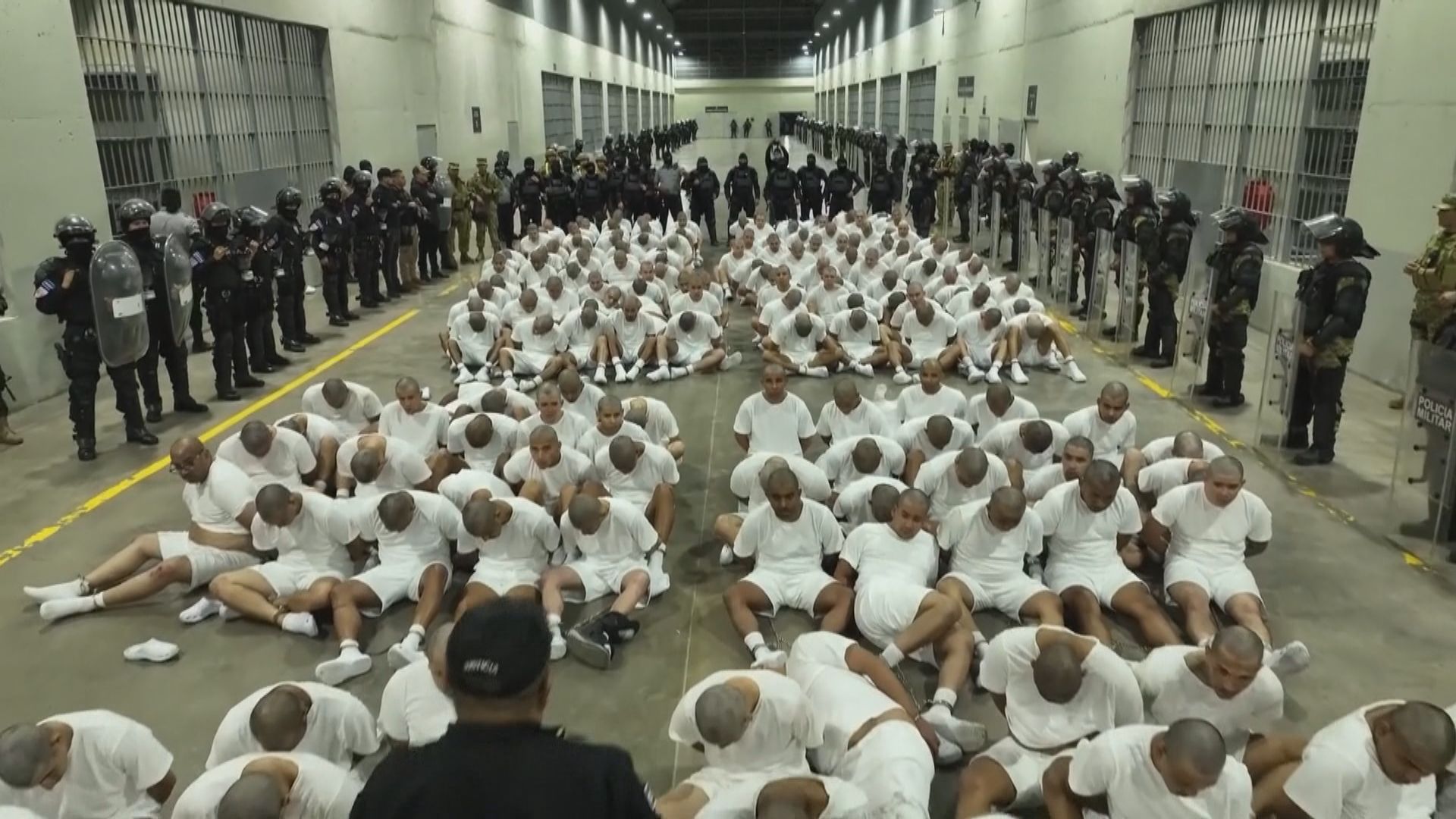 被美國驅逐的二百多委內瑞拉人抵達薩爾瓦多