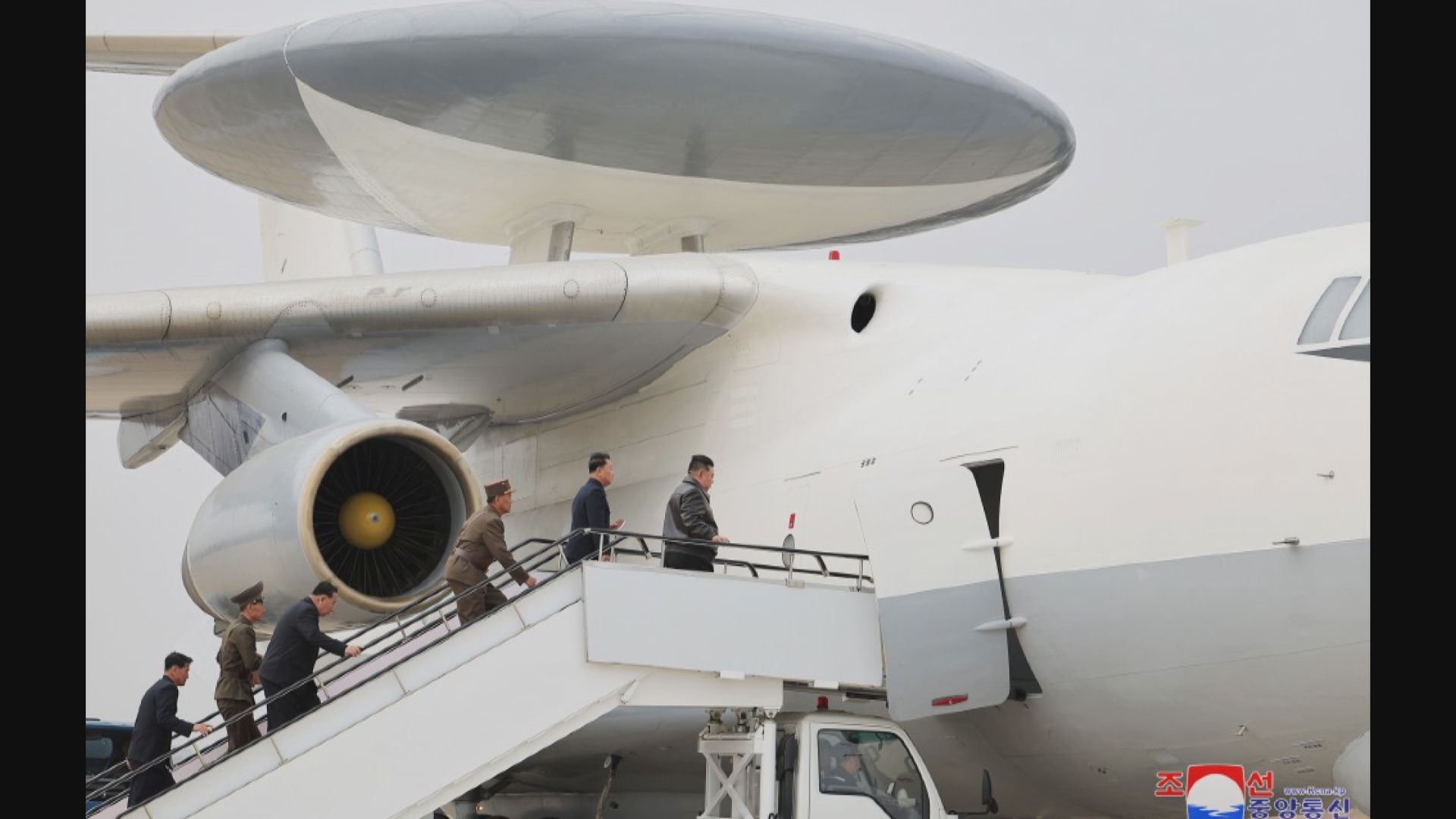 北韓領袖金正恩參觀預警機和自殺式無人機
