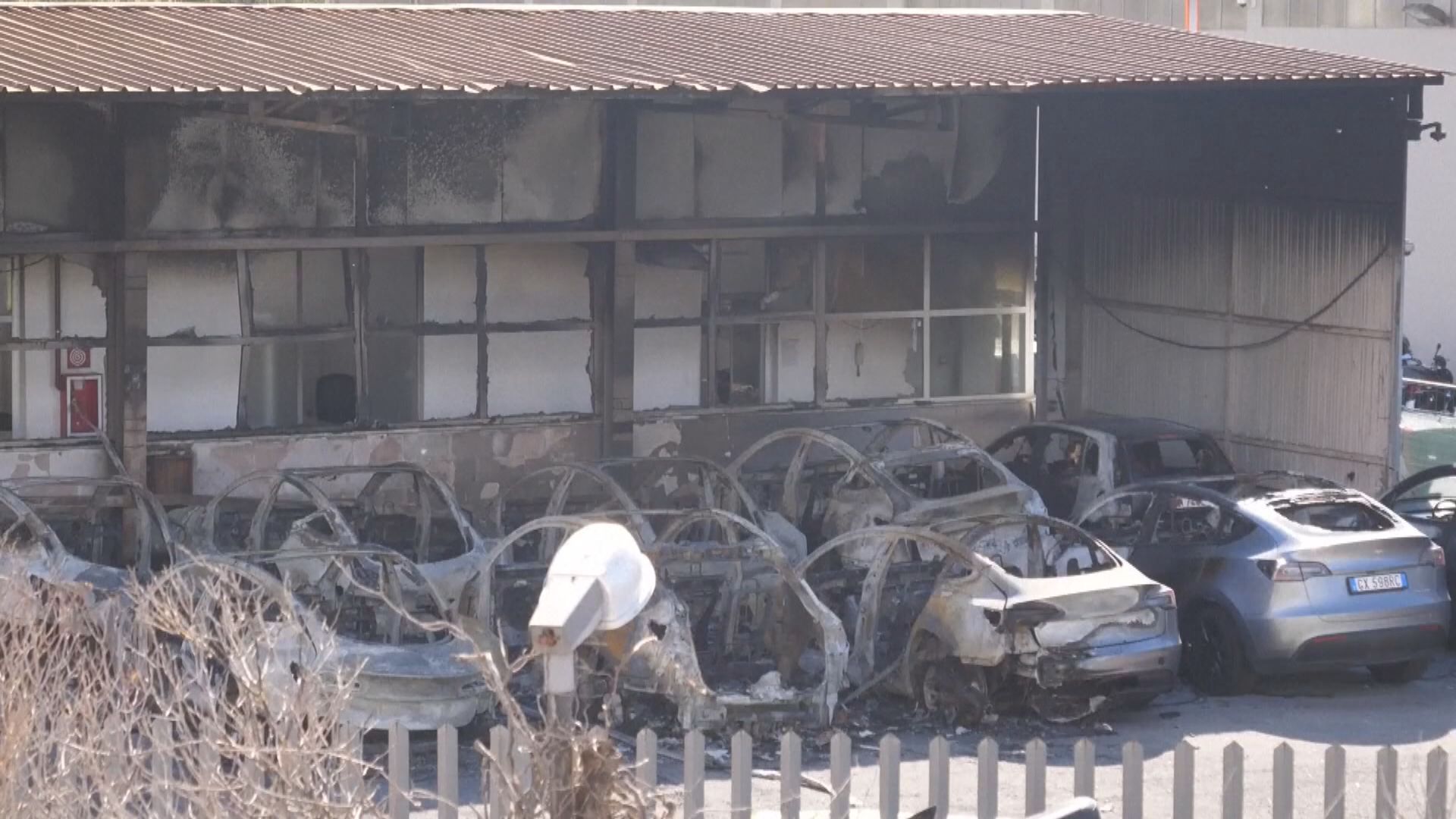 意大利Tesla展廳疑被縱火　17輛車被焚毀