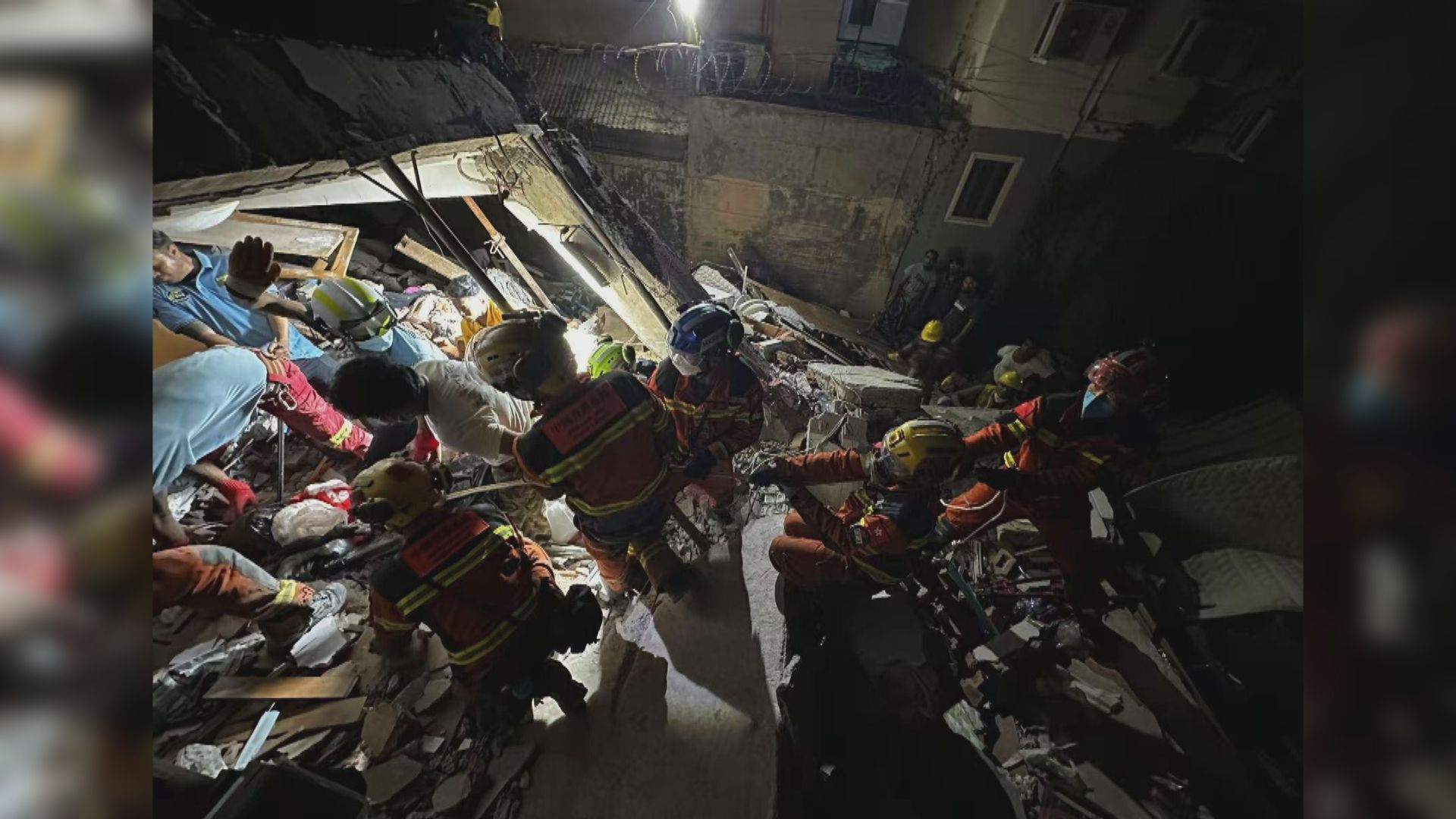 特區救援隊在緬甸通宵進行搜救行動