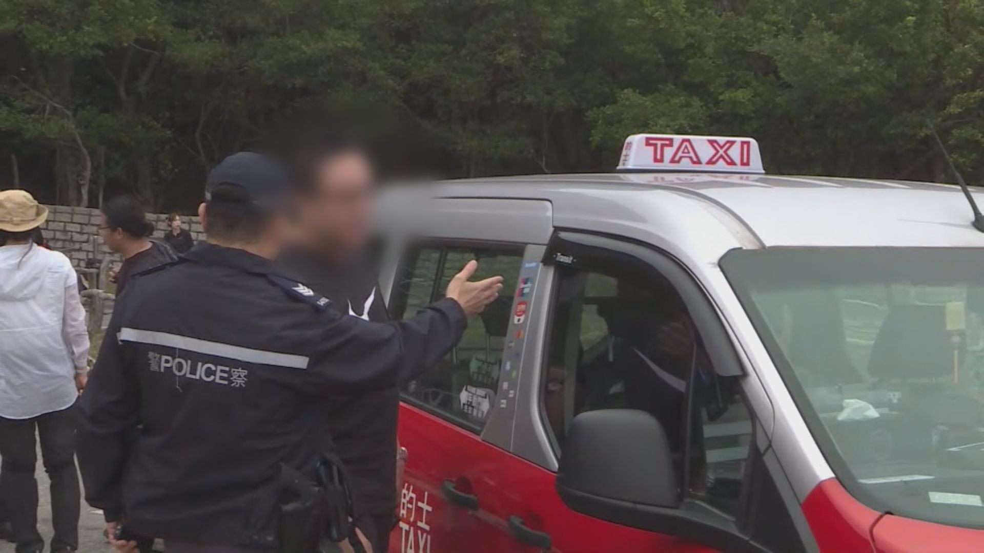 本台直擊｜東壩出北潭涌收四百元　的士司機涉濫收車資被捕