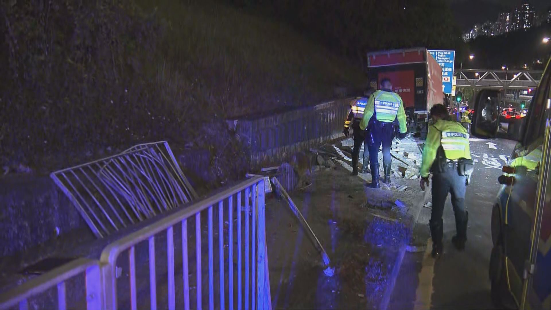 新清水灣道貨車剷上行人路2人受傷